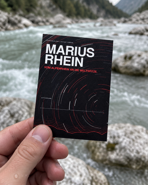 Hand hält die Autogrammkarte Sternennacht vor einem Wildwasserfluss