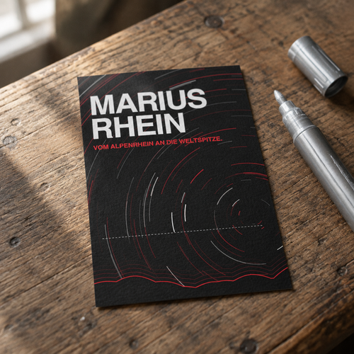 Autogrammkarte Sternennacht von Marius Rhein auf einem Holztisch neben einem silbernen Lackstift